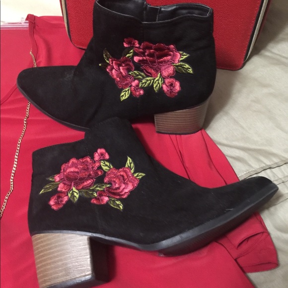 Qupid Shoes - Black embroidered booties size 8